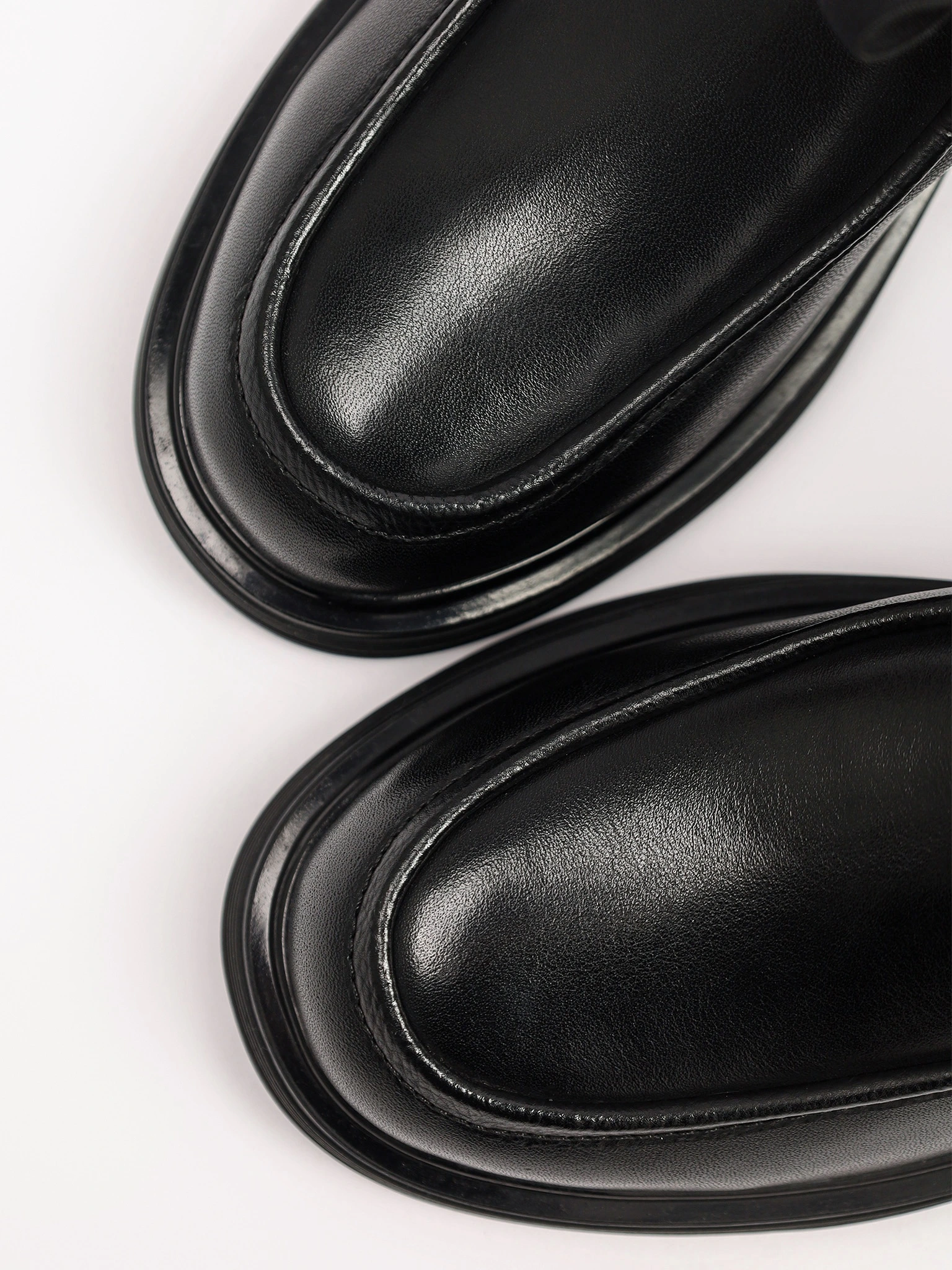 Ботинки черного цвета на среднем каблуке